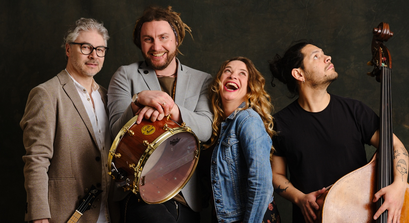 Die vier Mitglieder von LIAB – LOST IN A BAR mit ihren Instrumenten